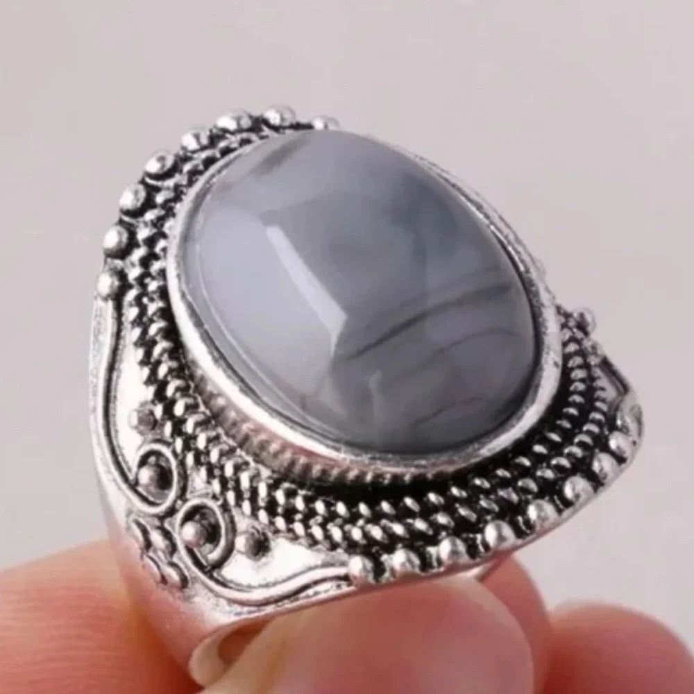 NWT. Vintage Style Silver Tone Ring with a Beautiful Gray Stone! - Picture 2 of 3